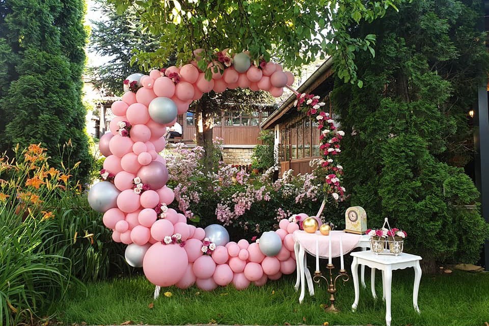 Декорация и арка от балони за рожден ден на момиче в розово